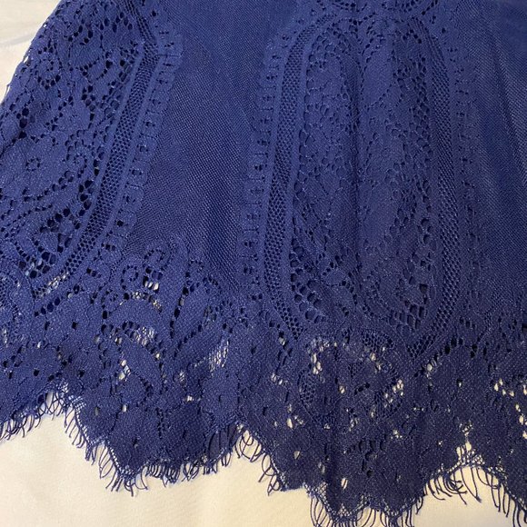 LIKE NEW Forever 21 dark blue lace cropped cami - Picture 3 of 4